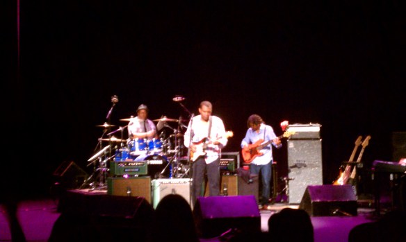 That's no smoking gun, it's Robert's guitar!