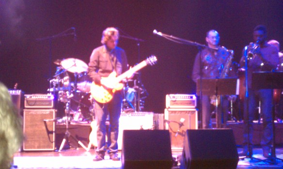 Scott Sharrard steps into the limelight, effortlessly 